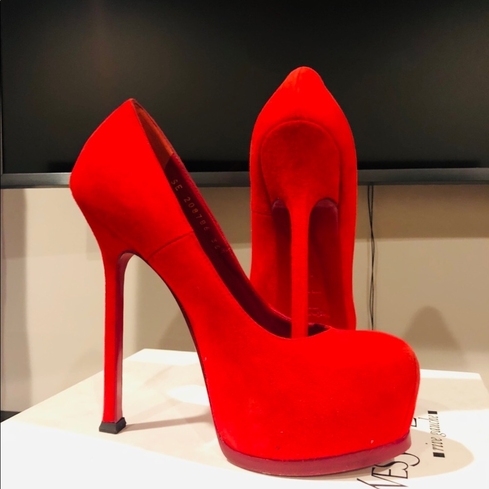 Suede pump